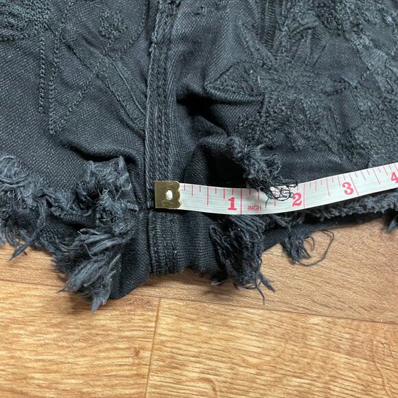 BlankNYC Black Denim Embroidered Floral Cut Off Jean Shorts Womens Size 25 RARE - Picture 11 of 11